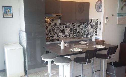 Logement en rez de jardin avec terrasse privée face à la mer !