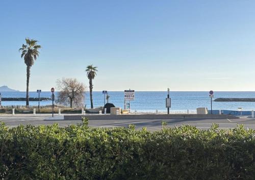 Logement en rez de jardin avec terrasse privée face à la mer !