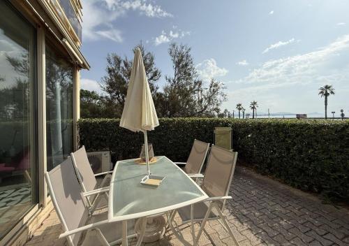 Logement en rez de jardin avec terrasse privée face à la mer !