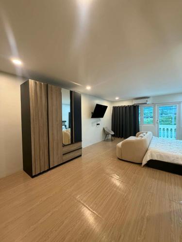 a large bedroom with a bed and a large mirror at The Sweet Escape in Ban Kathu (1)