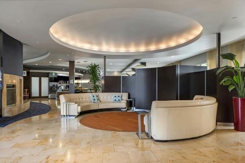 a lobby with couches and a circular ceiling at Courtyard by Marriott Sacramento Cal Expo in Sacramento