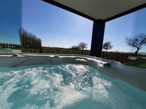 a bath tub filled with water in a yard at Hof ter Eversam in Alveringem
