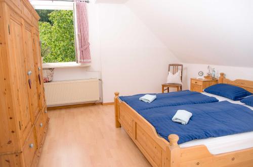 a bedroom with two beds and a window at Kuschelige Ferienwohnung in Schwandorf in Bayern