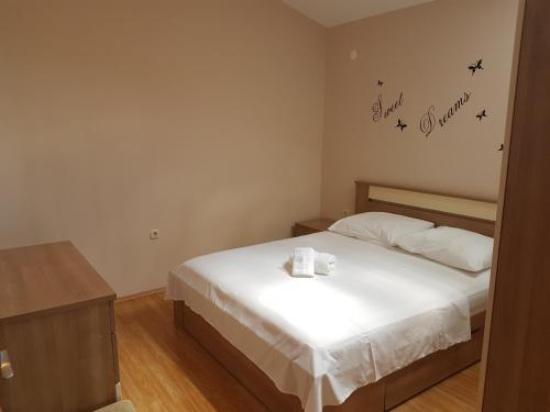um quarto com uma cama com lençóis brancos e estrelas na parede em Apartments Mrdelja em Vrsi