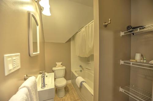 e bagno con servizi igienici, vasca e lavandino. di The Sonata Inn a Charlottetown