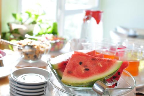 Hosteria Chaltu في فيلا جيزيل: وعاء زجاجي بداخله شريحة من البطيخ على طاولة