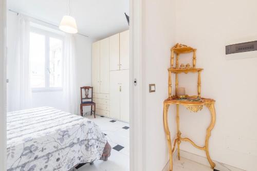 a bedroom with a bed and a white wall at Preia de ma in Levanto