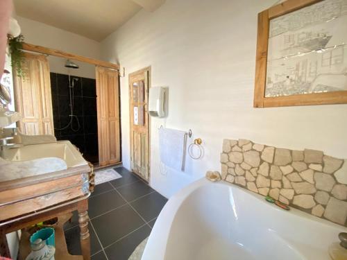 a bathroom with a tub and a sink at Chambre des amoureux, la Casamatta in Centuri