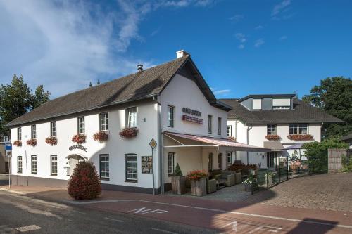 a white building on the side of a street at Aparthotel Ons Epen in Epen