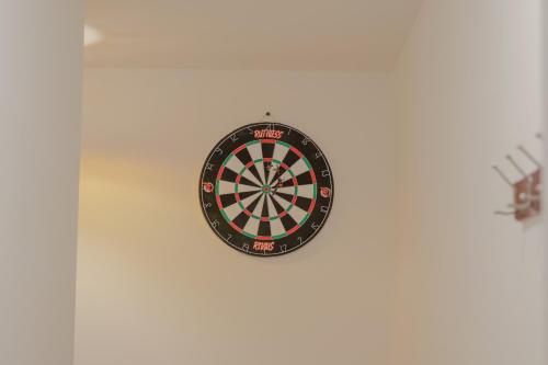 2BR Detached Home with Free Parking, Fast WiFi & Dart Board photo 20