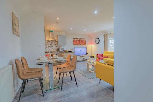 2BR Detached Home with Free Parking, Fast WiFi & Dart Board photo 9