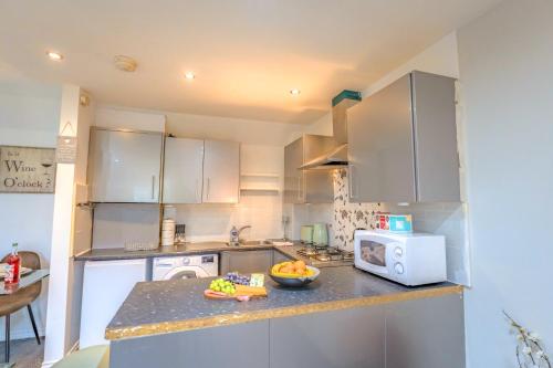 2BR Detached Home with Free Parking, Fast WiFi & Dart Board photo 16