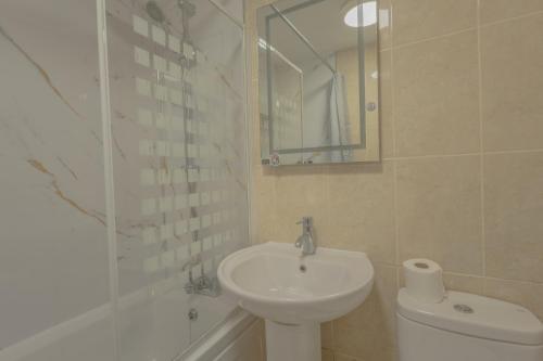 2BR Detached Home with Free Parking, Fast WiFi & Dart Board photo 14