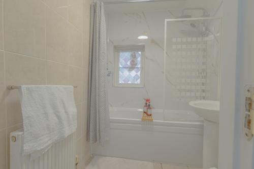 2BR Detached Home with Free Parking, Fast WiFi & Dart Board photo 6