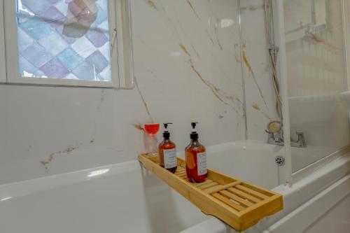 2BR Detached Home with Free Parking, Fast WiFi & Dart Board photo 13