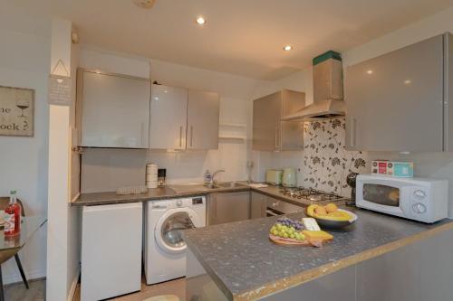 2BR Detached Home with Free Parking, Fast WiFi & Dart Board photo 11