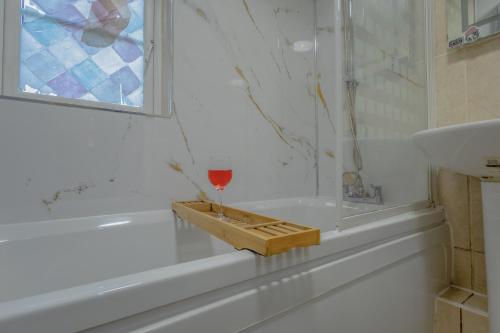 2BR Detached Home with Free Parking, Fast WiFi & Dart Board photo 7