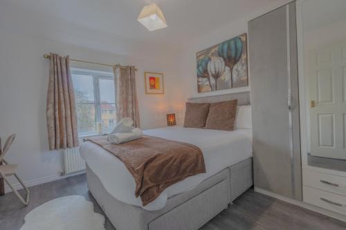 2BR Detached Home with Free Parking, Fast WiFi & Dart Board photo 10