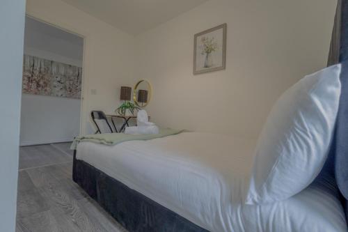 2BR Detached Home with Free Parking, Fast WiFi & Dart Board photo 15