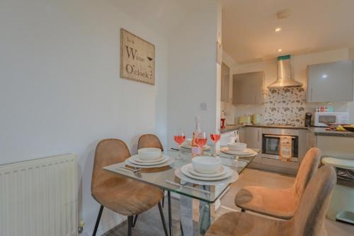 2BR Detached Home with Free Parking, Fast WiFi & Dart Board photo 17