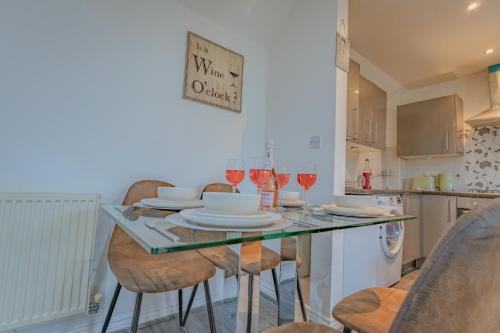 2BR Detached Home with Free Parking, Fast WiFi & Dart Board photo 21