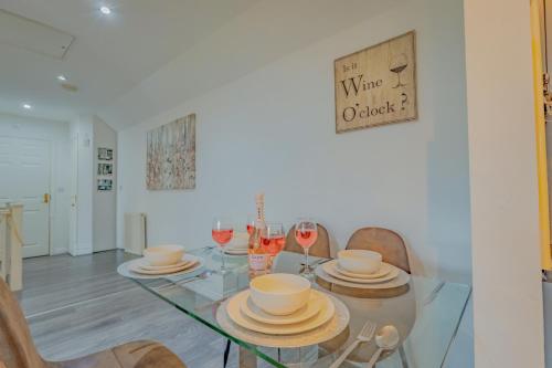 2BR Detached Home with Free Parking, Fast WiFi & Dart Board photo 22