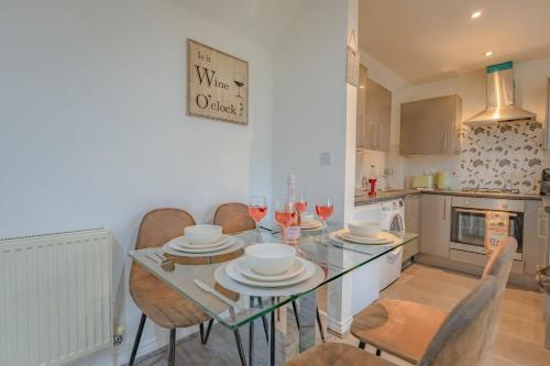 2BR Detached Home with Free Parking, Fast WiFi & Dart Board photo 23