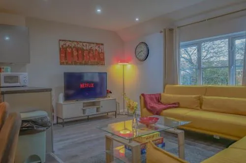 2BR Detached Home with Free Parking, Fast WiFi & Dart Board photo 1