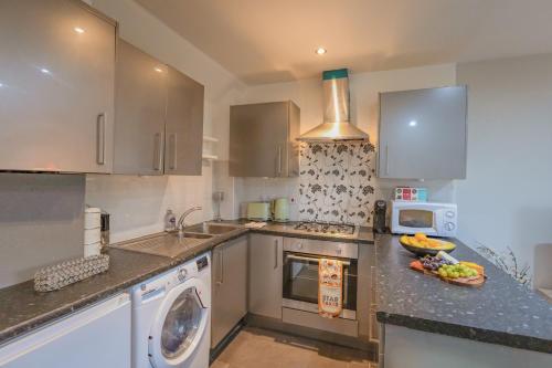 2BR Detached Home with Free Parking, Fast WiFi & Dart Board photo 5