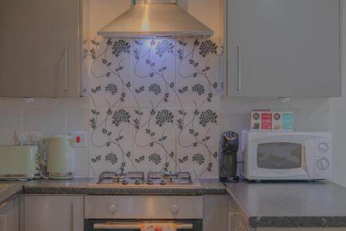 2BR Detached Home with Free Parking, Fast WiFi & Dart Board photo 24