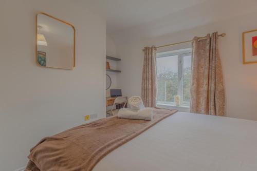 2BR Detached Home with Free Parking, Fast WiFi & Dart Board photo 25