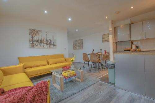 2BR Detached Home with Free Parking, Fast WiFi & Dart Board photo 8