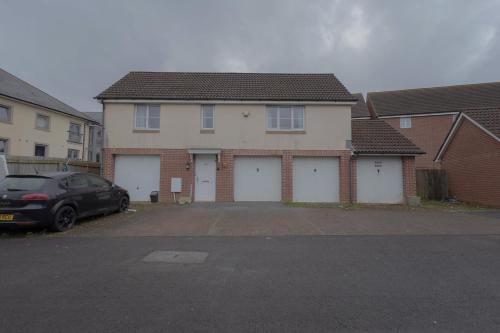 2BR Detached Home with Free Parking, Fast WiFi & Dart Board photo 27