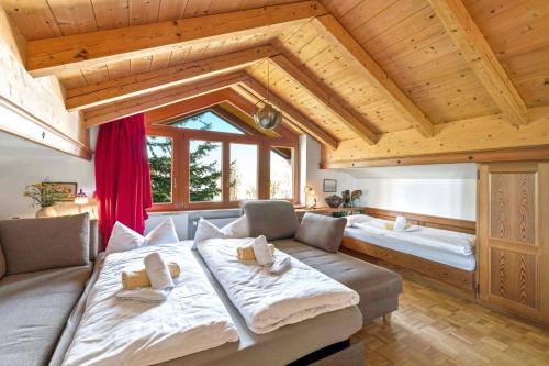 a bedroom with a couch and a bed in a room at Rosi's Ferienwohnung Kampenwandblick in Prien am Chiemsee