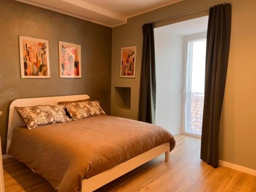 a bedroom with a bed and a window at Bixio 40, Alloggio Turistico in Montefiascone
