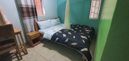 a small bedroom with a bed in a green room at City Resort Executive Services in Seeta