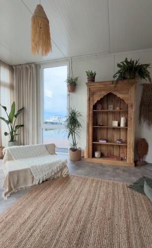 a large bedroom with two beds and a large window at RetreatBoat Bali in Lithoijen