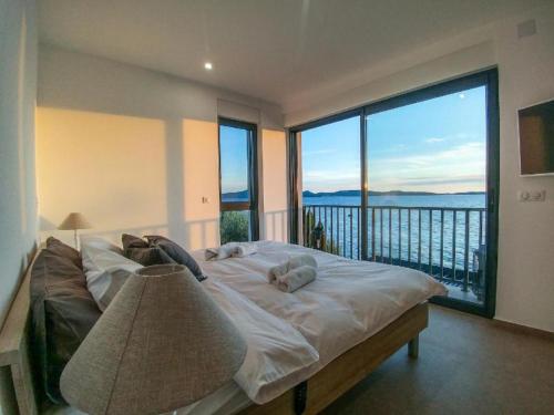 Beachfront Villa La Mer, Veritas - Maid, Babysitting, Breakfast & Boat on Request