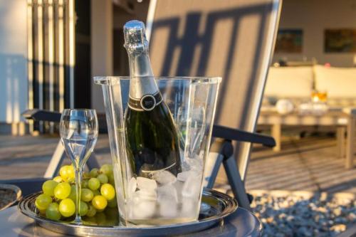 Beachfront Villa La Mer, Veritas - Maid, Babysitting, Breakfast & Boat on Request