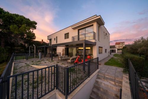 Beachfront Villa La Mer, Veritas - Maid, Babysitting, Breakfast & Boat on Request