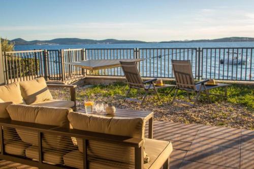 Beachfront Villa La Mer, Veritas - Maid, Babysitting, Breakfast & Boat on Request