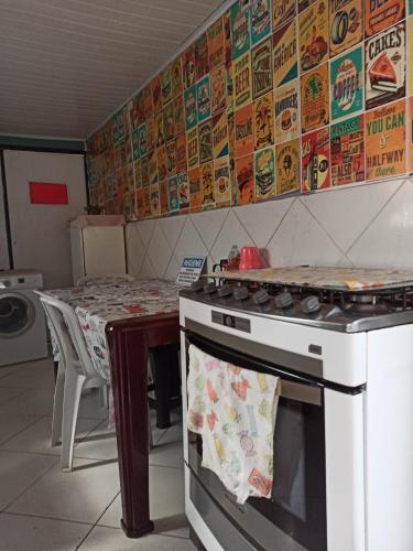 a kitchen with a stove and a table with a tableablish at Varandas Av Paulista in São Paulo