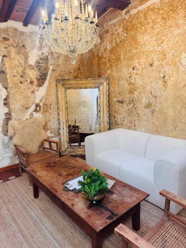 Torre 1100 - Rough Luxe in 12th Century Tower