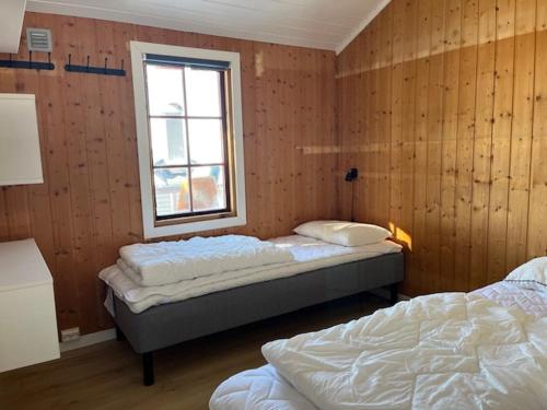 a bedroom with two beds and a window in it at Nordseter Fjellpark, Hyttegrend in Nordseter