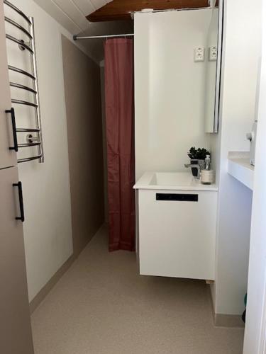 a small white kitchen with a sink in a room at Nordseter Fjellpark, Hyttegrend in Nordseter