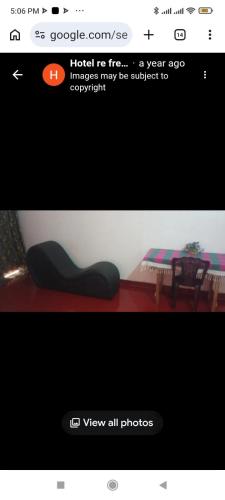 ein Screenshot einer Webseite mit einem Bild von einem Zimmer in der Unterkunft Hotel refresh in Moratuwa