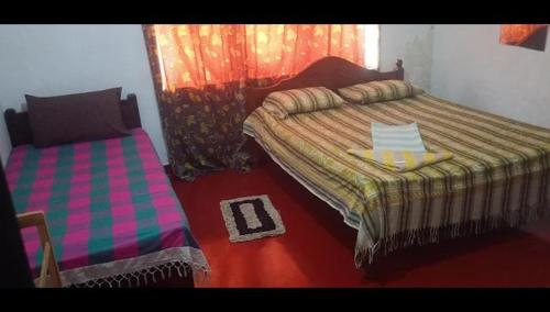 ein Schlafzimmer mit einem Bett und einem Fenster und einem Kissen in der Unterkunft Hotel refresh in Moratuwa
