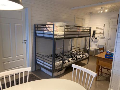 a room with two bunk beds in a room at Nära centrum med sjöutsikt -Korsgården in Rättvik