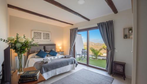 a bedroom with a bed and a large window at Casona de Tao in Tiagua