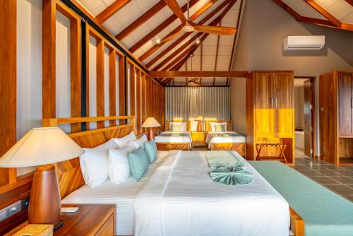 a bedroom with two beds in a room at Casa Tartaruga in Unawatuna